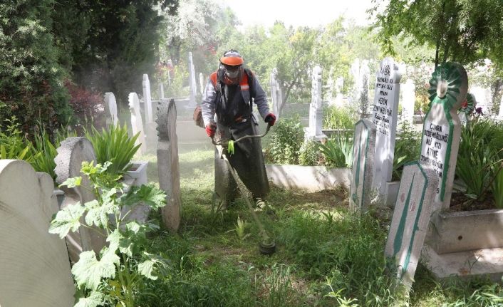 Mezarlık ziyaretlerinde sosyal mesafe uyarısı