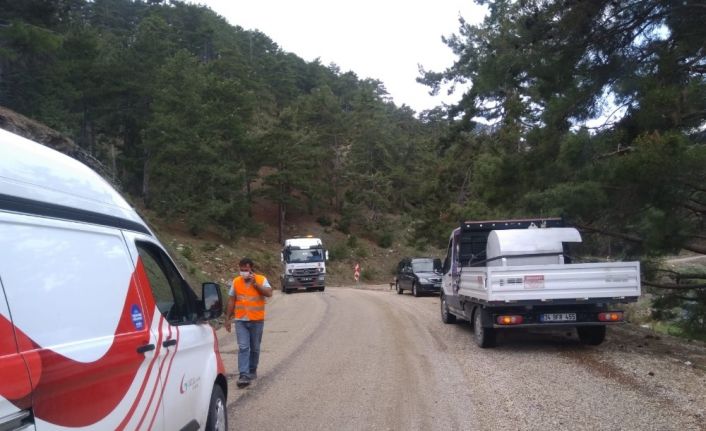 Mezitli’de yol yapım çalışmasına vatandaşlar destek verdi