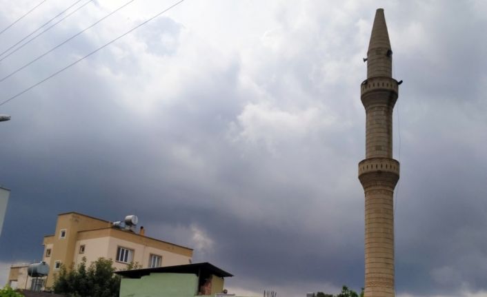 Minareye yıldırım düştü