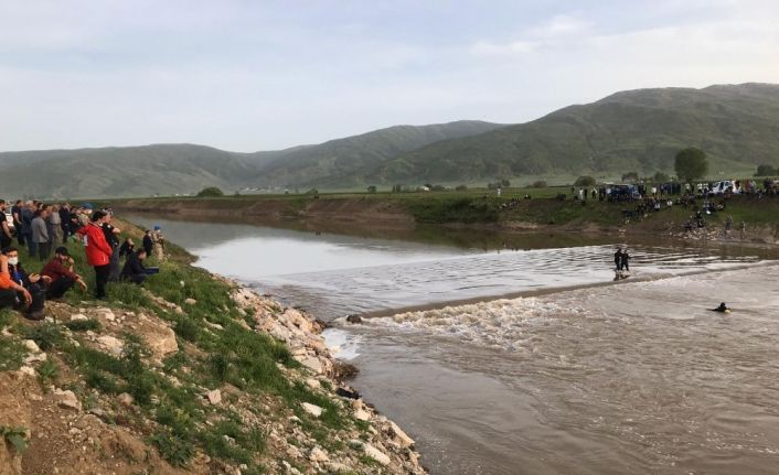 Muş’ta serinlemek için suya giren bir kişi kayboldu