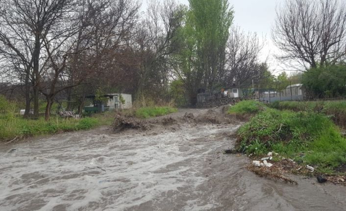 Nevşehir’de etkili olan yağış sele neden oldu