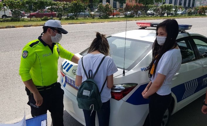 Önce dolmuş sürücüsüne, sonra dolmuşa binen gençlere ceza kesildi