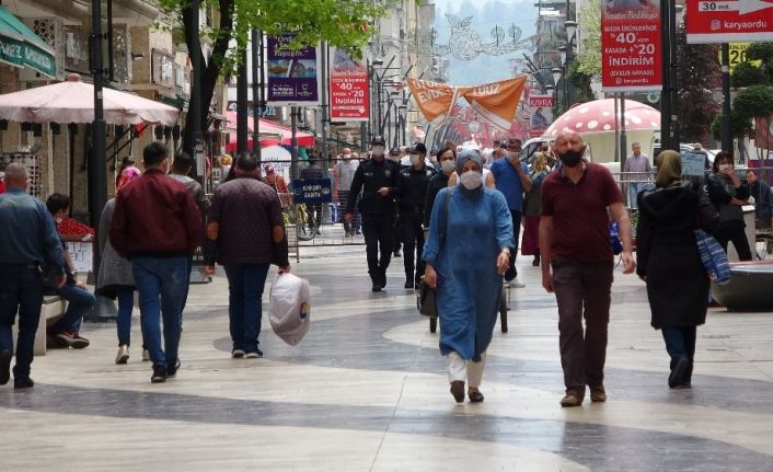 Ordu sokaklarında insan yoğunluğu