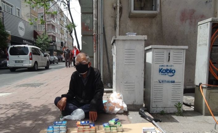 (Özel) Sokağa çıkma izninde 71 yaşındaki adam sokakta tezgah açtı