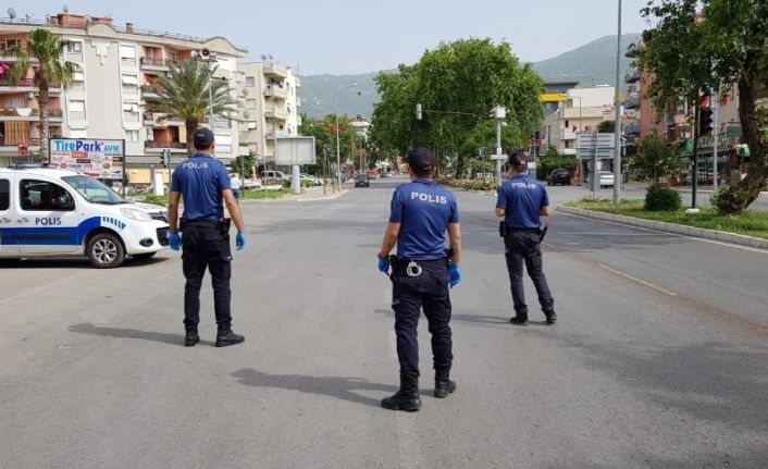 Polis, kısıtlamaya uymayanlara ceza uyguluyor