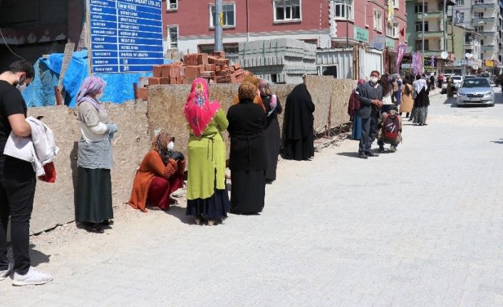 PTT önünde sosyal mesafe kuyruğu