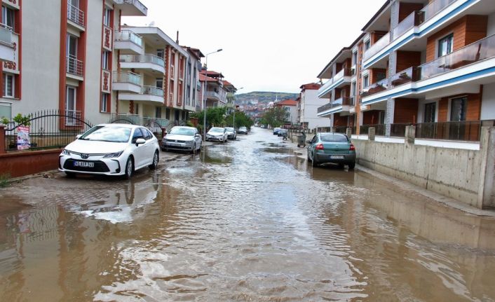 Sağanak yağış Kula’da hayatı olumsuz etkiledi