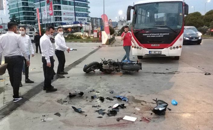 Samsun’da halk otobüsü ile çarpışan motosikletteki gençler ağır yaralandı