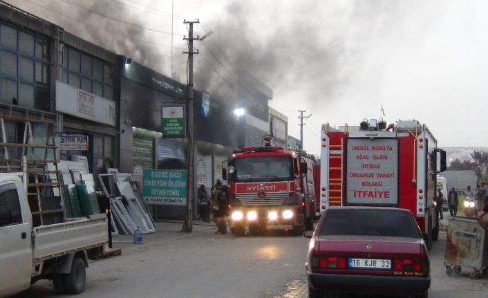 Sanayide yangın, 3 araç kül oldu