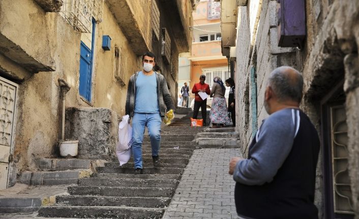 Şehitkamil’den ailelere gıda desteği