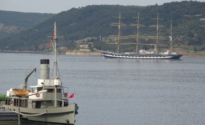 Tarihi gemi ‘Kruzenshtern’ Çanakkale Boğazı’ndan geçti