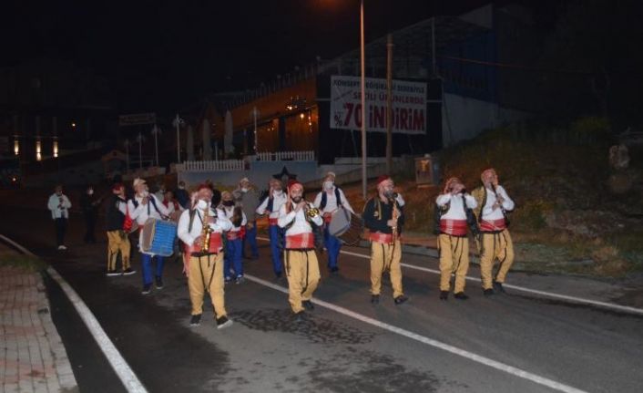 Tekirdağ’da 70 kişilik bando takımı sahur için sokaklara indi