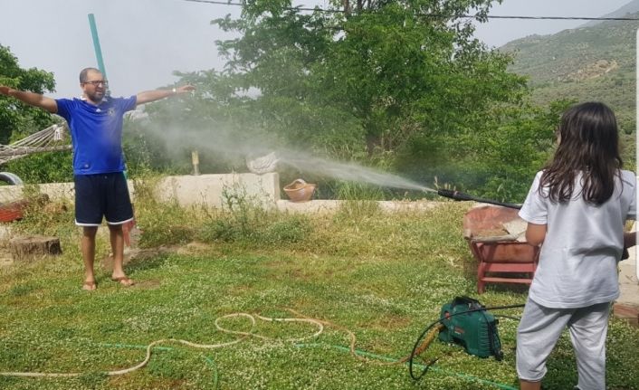 Tireli çiftçiler sıcağa rağmen çalışıyor