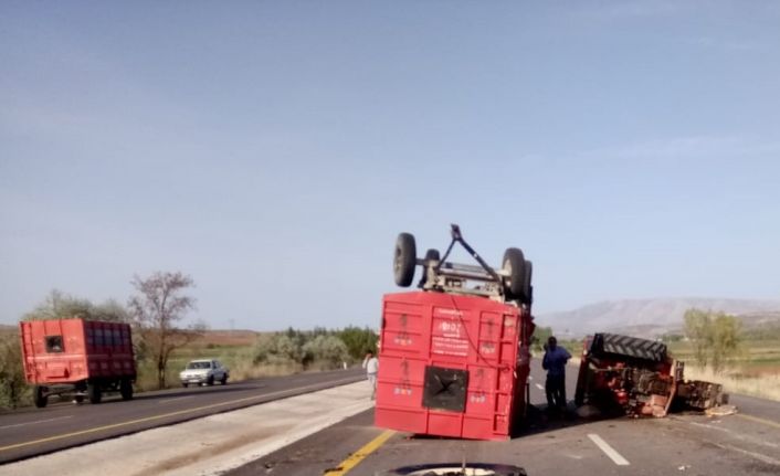 Traktörle kamyon çarpıştı: 3 yaralı