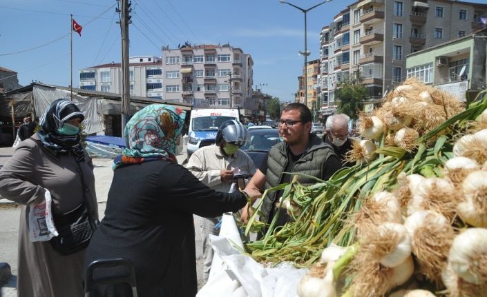 Ucuz sarımsak almak için vatandaşlar sıraya girdi