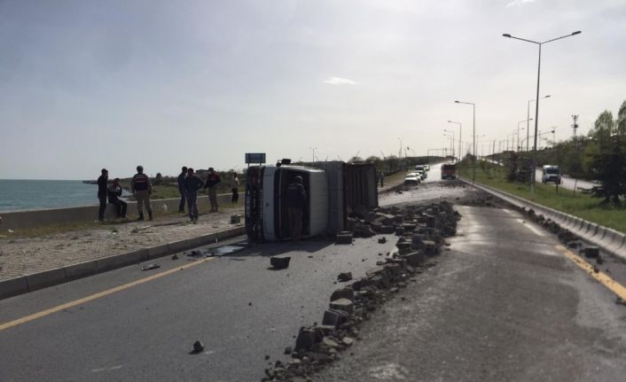 Van’da briket yüklü kamyonet devrildi: 1 yaralı