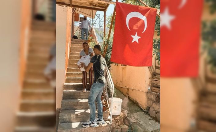 Yacine Bammou ihtiyaç sahiplerine yardım kolisi dağıttı