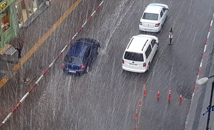 Yağmur aniden bastırdı, yollar göle döndü