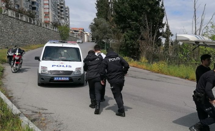 Yasağı ihlal edip motosikletle gezintiye çıktı, ’dur’ diyen polisi yumrukladı