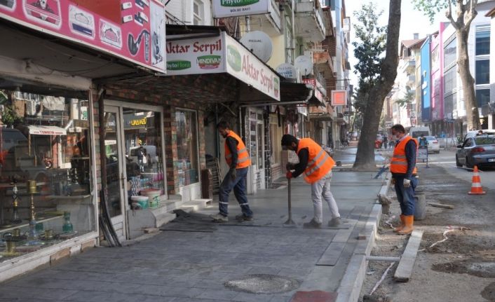 Zincirlikuyu Caddesi’nde kaldırım imalatları yapılıyor