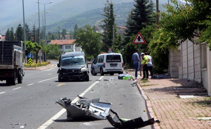 Çöp konteynırına çarpan araç metrelerce sürüklendi: 2’si ağır 6 yaralı