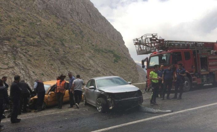 Hakkari’de maddi hasarlı trafik kazası