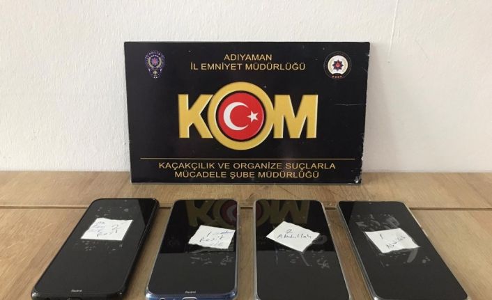 Kaçak cep telefonları ve nargile tütünü ele geçirildi