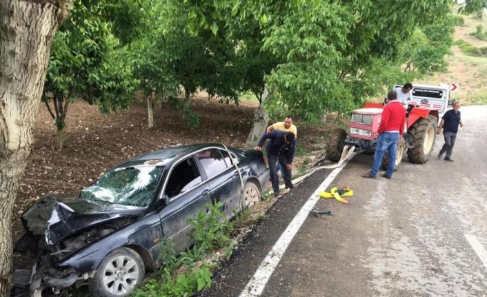 Kontrolden çıkan otomobil ağaca çarparak durabildi, 2 kişi yaralandı