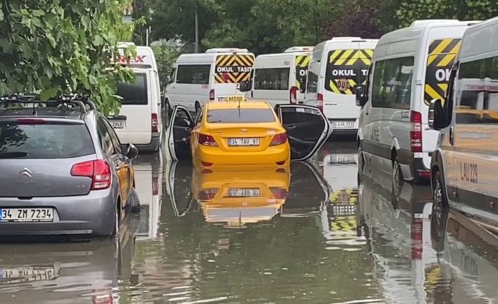 (Özel) İstanbul'da her şey güzel olmadı ;Beşiktaş’ta göle dönen sokakta ticari taksi mahsur kaldı