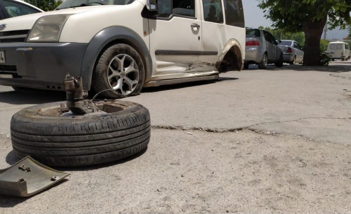 (Özel) Kaza yapan aracın kopan tekerliği mağaza camından içeri girdi