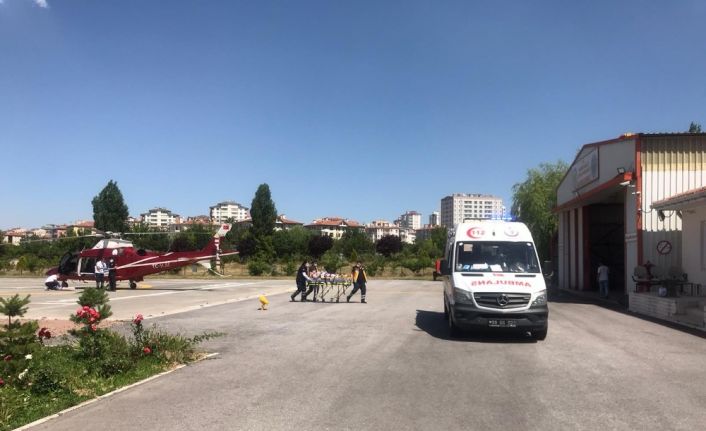 Trafik kazasında yaralanan kadın, ambulans helikopterle şehir merkezine getirildi