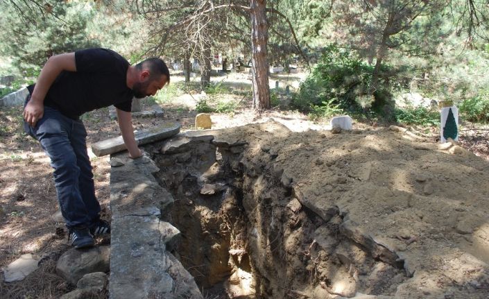 72 yıllık mezarda define aradılar