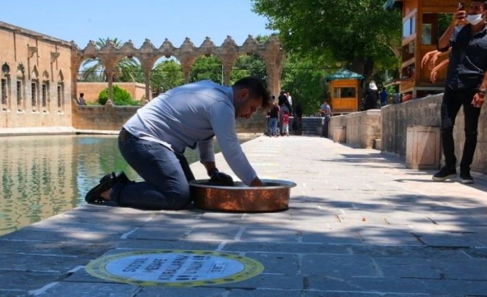 Adana’dan gelip Balıklıgöl’de çiğköfte yoğurdu