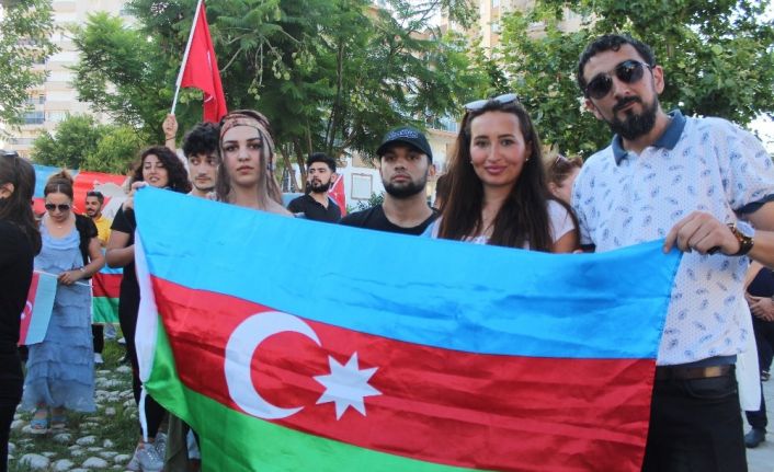 Antalya’daki Azerbaycanlılar, Ermenistan saldırılarını protesto etti