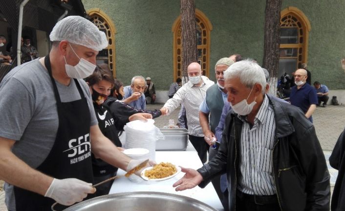 Ayasofya’nın ibadete açılması nedeniyle 2 bin kişiye pilav ikram edildi