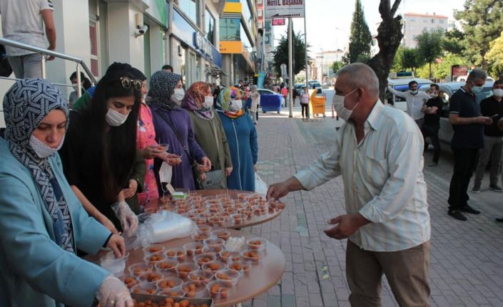 Ayasofya’nın ibadete açılmasının ardından lokma dağıttılar