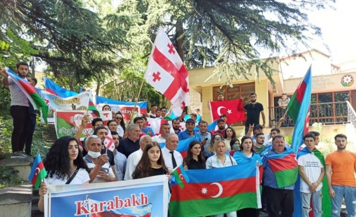 Azerbaycan’ın Tiflis Büyükelçiliği önünde Ermenistan protestosu