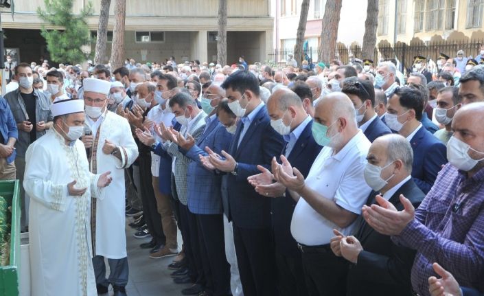 Bakan Soylu kayınpederini son yolculuğuna uğurladı