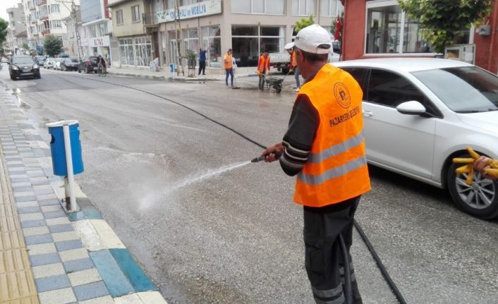 Belediye ekiplerce cadde ve sokakları baştan aşağı yıkandı