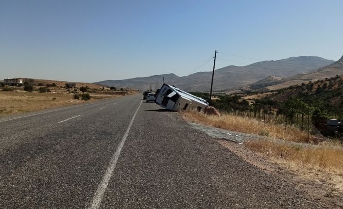 Direksiyon hakimiyeti kaybedilen minibüs şarampole yuvarlandı: 1’i ağır 12 yaralı