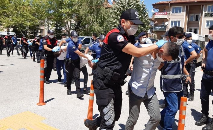 Düğünde polisleri yaralayan 6 kişi adliyeye sevk edildi