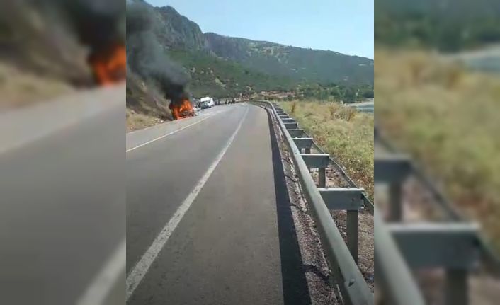 Eğirdir’de seyir halindeki otomobil yandı