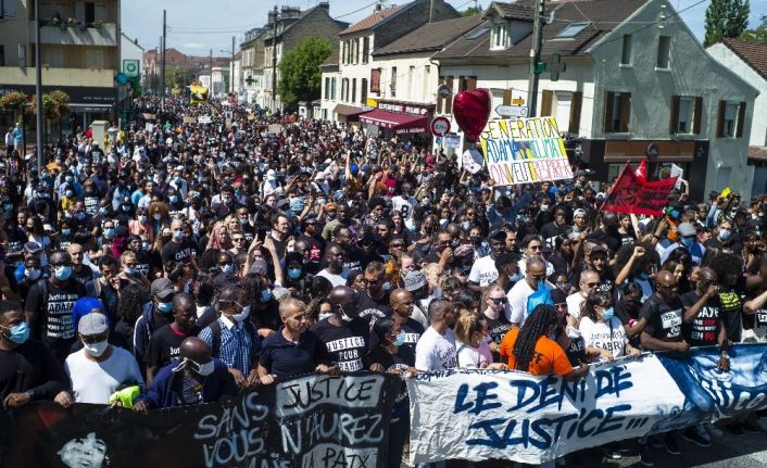 Fransa’da ırkçılık karşıtı protestolarda “Fatiha” okundu