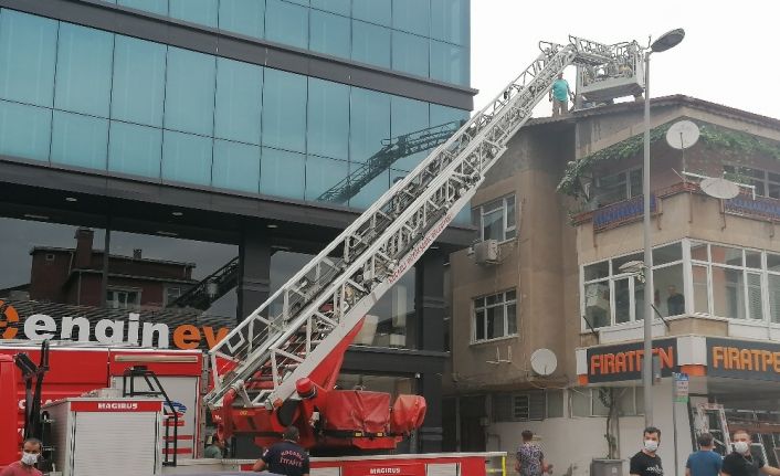 Gebze’de yalıtım çalışmaları sırasında binanın çatısı yandı