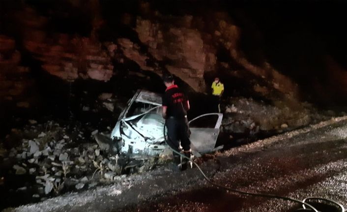 Kaza sonrası yanan otomobil küle döndü