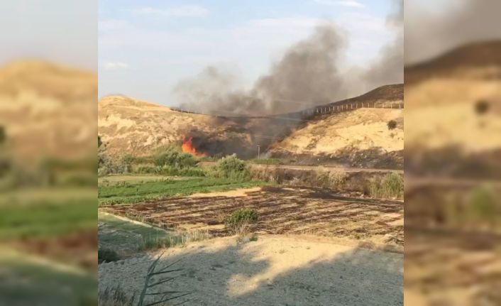 Laodikya’ya sıçrayan anız yangınında 40 dekar alan zarar gördü