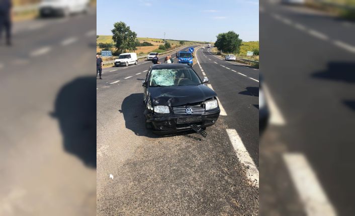 Motosiklet sürücüsü çarptığı otomobilin ön camına düştü