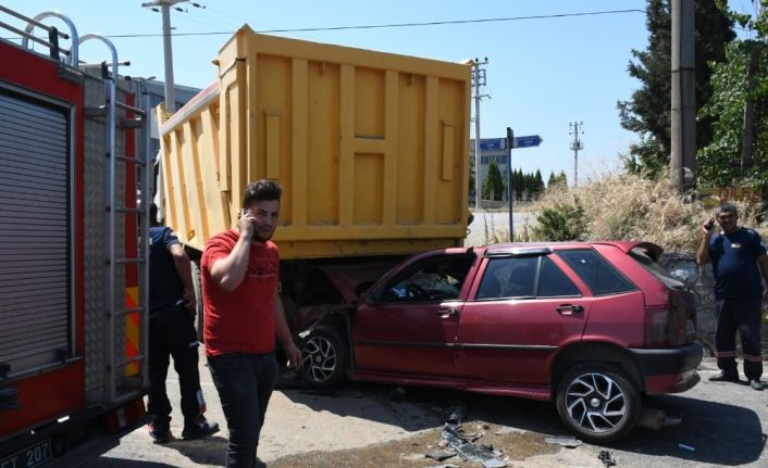 Otomobil kamyonun altına girdi: 2 yaralı