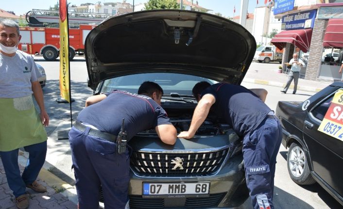 Otomobile saklanan kedi sanayide parçalar sökülerek kurtarıldı