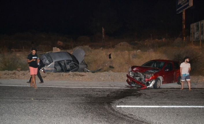 Otomobiller kafa kafaya çarpıştı: 2 yaralı